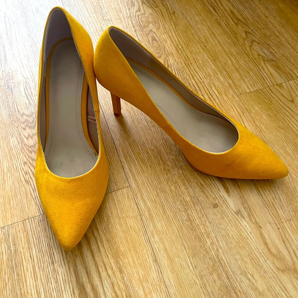H&M pointed-toe velvet pumps in yellow/mustard